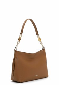 Ruskea karkeapintainen nahkainen käsilaukku, jossa on kaareva muoto, teksturoitu runko ja ketjulukolla varustettu olkahihna, jossa on läpinäkyviä ja meripihkan sävyisiä yksityiskohtia.