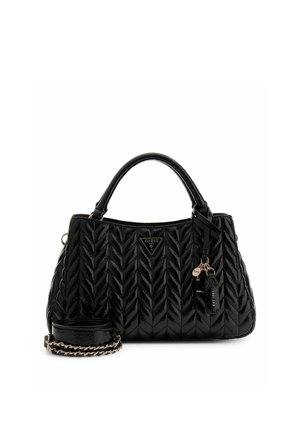 Sac à main noir en cuir matelassé de la marque Guess avec poignées supérieures, charms décoratifs et une bandoulière amovible en chaîne enroulée à côté.