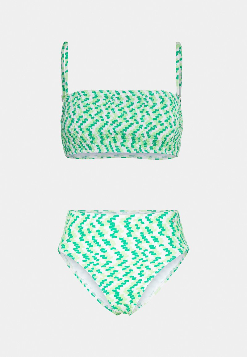 Conjunto de biquíni verde e branco, com padrão, apresentando um top bandeau e um fundo de cintura alta, feito de um tecido suave e elástico.