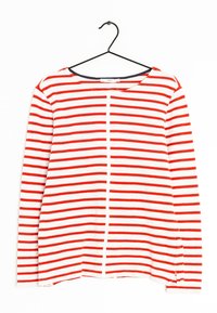 Maglione a righe rosse e bianche con maniche lunghe, scollatura rotonda e orlo dritto. Presenta una cucitura verticale centrale e un'asola per appendere.