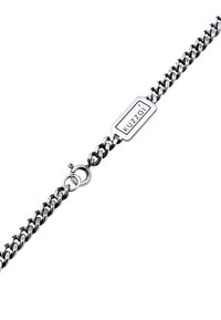 Sidabrinė grandinėlės apyrankė su susipynusiomis grandelėmis, stačiakampiu pakabuku su graviravimu „Kuzzoi“ ir saugiu užsegimu su omaro formos kabliuku.