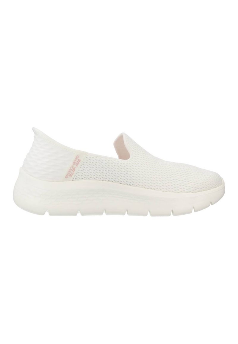 Zapatillas blancas sin cordones con una parte superior de malla transpirable, punta redondeada y suela ligera con acentos texturizados. Ideales para el uso diario.