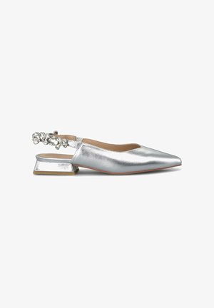Zilveren metallic slingback flats met een spitse neus, lage blokhak en juwelenversieringen op de hielband. Soepele textuur.