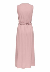 Robe longue rose sans manches avec taille froncée et détail volanté vue de dos sur fond blanc.