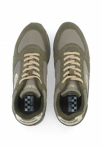 Baskets vert olive en matériaux mesh et daim, bout rond, lacets beige, et une semelle intérieure noire et blanche avec l'étiquette "NO NAME".