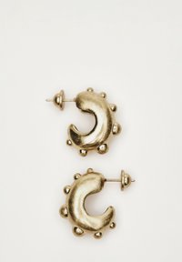 Goldfarbene Metallohrringe mit einem geschwungenen Design und erhabenen, sphärischen Akzenten. Leicht und mit einer polierten, glänzenden Oberfläche.