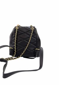 Borsa a secchiello in pelle nera con motivo trapuntato, tracolla in catena color oro e tracolla in pelle regolabile. Presenta una chiusura con coulisse.