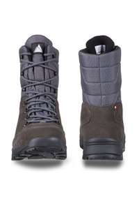 Graue Wanderschuhe mit Obermaterial aus Wildleder und Textil, gepolstertem Schaft, auffälligen Schnürsenkeln, strukturiertem Gummisohle und rotem Akzent auf der Rückseite.