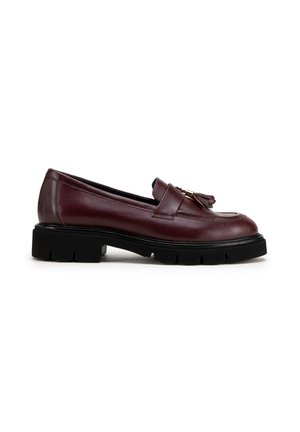 Mocassino in pelle bordeaux con suola nera spessa e dettaglio nappina sulla parte anteriore, profilo laterale su sfondo bianco.