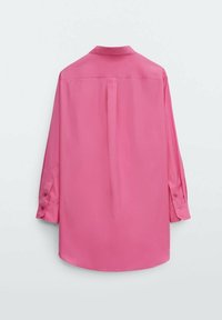 Roze overhemd met lange mouwen, met geknoopte manchetten, een rugplooi en een gebogen zoom, van achteren getoond op een effen achtergrond.