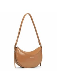 Borsa a tracolla in pelle color cuoio con forma curva, tracolla regolabile e cuciture sottili. Presenta il logo del marchio impresso sul davanti.