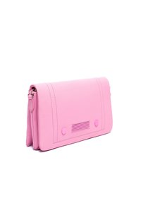 Roze leren clutch met een rechthoekige vorm, voorzien van stiksel, een textuurpaneel en twee ronde accentknoppen.
