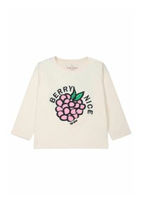 Ilga rankovė, kreminės spalvos medvilninė marškinėliai su ryškiu rožinės spalvos vynuogių grafinu, juodu tekstu "BERRY NICE" ir žalių lapų akcentais.