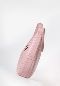 Borsa a spalla in pelle rosa con una texture liscia, dotata di chiusura con zip e un logo impresso in modo discreto sul lato.