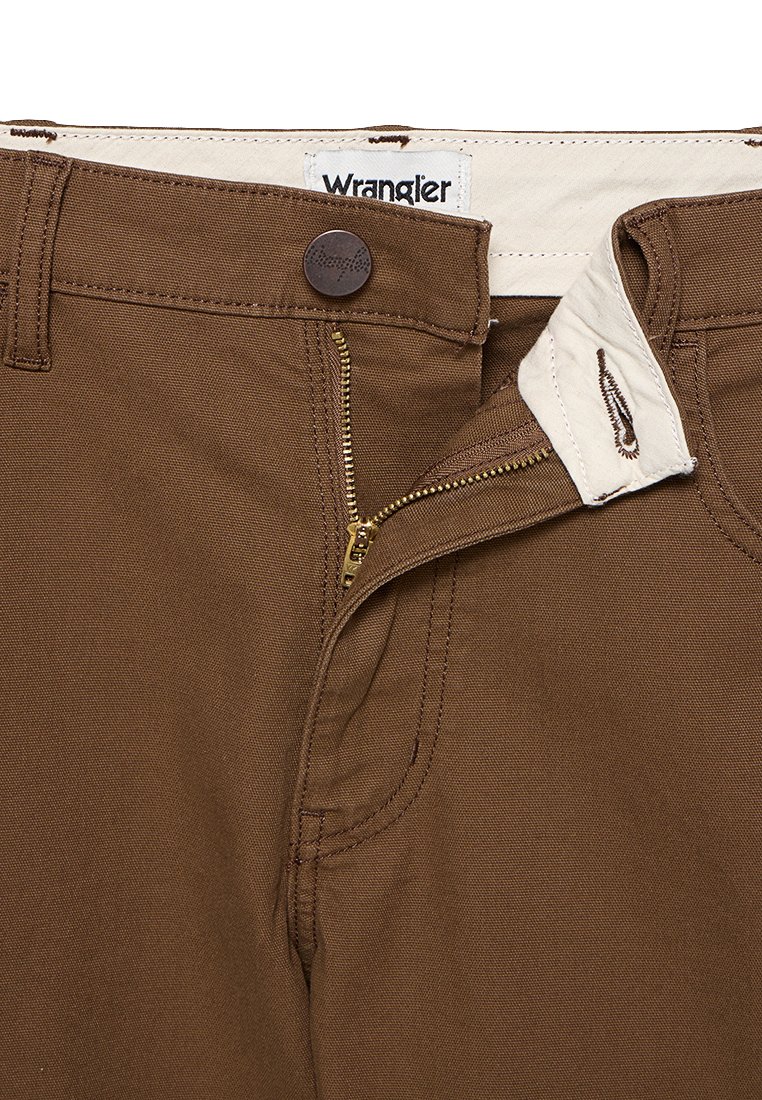 Brązowe spodnie Wrangler posiadają zamek błyskawiczny i zapięcie na guzik oraz kremową talię. Materiał ma gładką teksturę z delikatnymi detalami szwu.