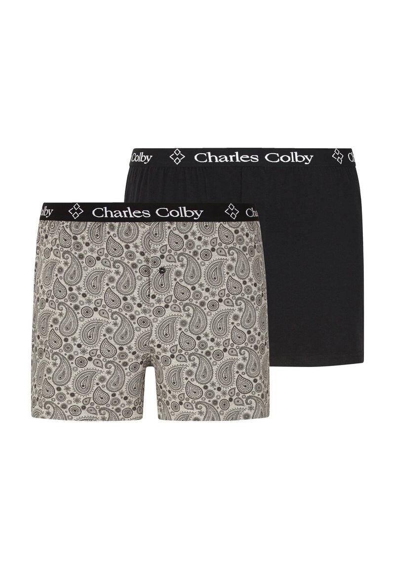 Zwei Paare Herrenboxershorts: eine mit grauem Paisleymuster und eine einfarbig schwarz, beide mit einem schwarzen Bund, der mit dem Logo "Charles Colby" versehen ist.