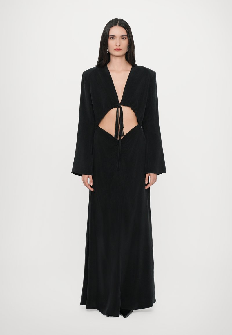 Robe noire avec un décolleté en V profond, des manches longues et une découpe à la taille, dotée d'une fermeture à nouer. Texture lisse et design longueur de sol.
