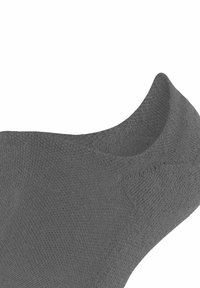 Grijze enkelsok gemaakt van gebreid textuurmateriaal met een naadloze te ontwerp en een low-cut profiel, geschikt voor discreet dragen in schoenen.