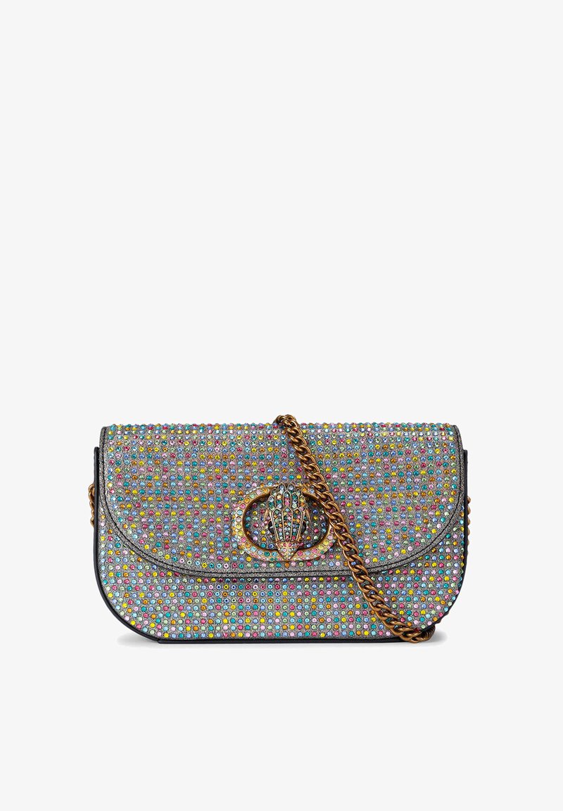 Borsa a tracolla con catena rivestita di strass multicolori, dotata di una chiusura metallica con un design decorativo a conchiglia e una base liscia e scura.