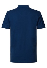 Polo de color azul marino hecho de algodón con un acabado texturizado. Presenta un cuello clásico y mangas cortas, sin logotipos ni patrones visibles.