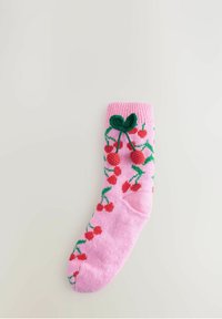 Sosete roz cu un model de cireșe roșii și frunze verzi, textură tricotată și manșetă ribbed în partea de sus.