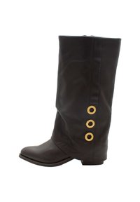 Brązowy skórzany botek sięgający za kolano z lekkim obcasem, z trzema dużymi złotymi oczkami po boku oraz górną częścią o gładkiej, strukturalnej fakturze.