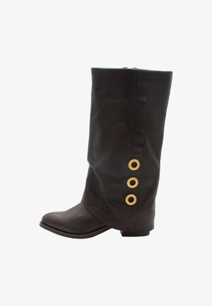 Botte en cuir marron montée jusqu'au genou avec un léger talon, dotée de trois grands œillets dorés sur le côté, et d'une partie supérieure lisse et texturée.