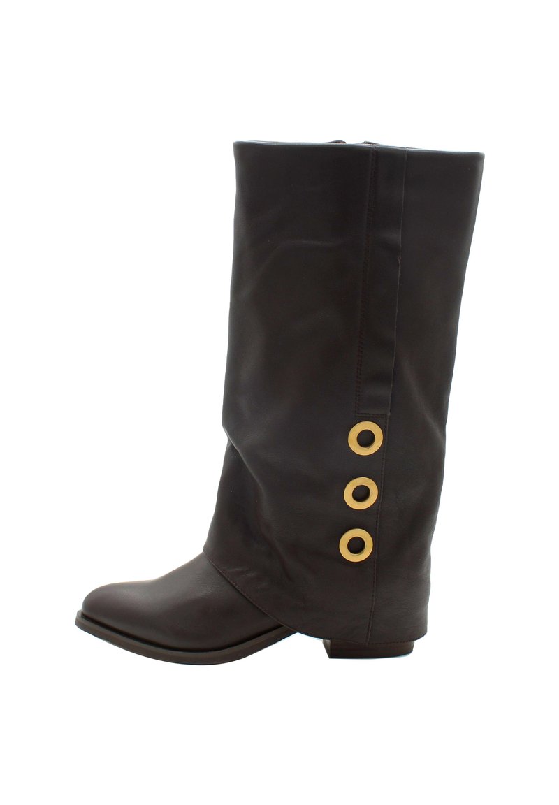 Brązowy skórzany botek sięgający za kolano z lekkim obcasem, z trzema dużymi złotymi oczkami po boku oraz górną częścią o gładkiej, strukturalnej fakturze.