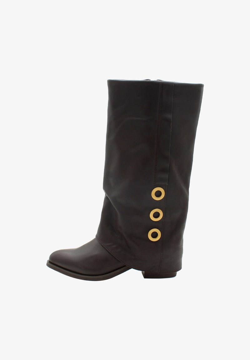 Brązowy skórzany botek sięgający za kolano z lekkim obcasem, z trzema dużymi złotymi oczkami po boku oraz górną częścią o gładkiej, strukturalnej fakturze.