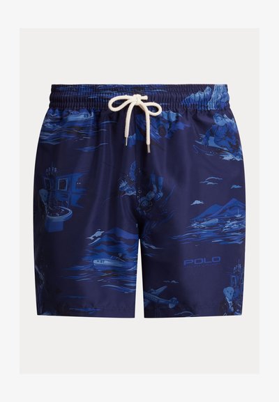 Jūras zila peldkostīmu bikses ar zilu grafisko rakstu, kurā redzami kuģi, kalni un figūras. Ar auklu regulējama jostas daļa un ātri žūstošs audums komfortam.