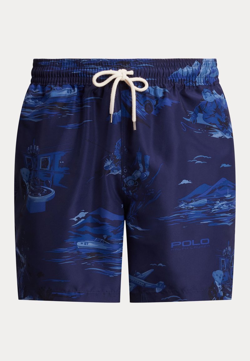 Shorts de bain bleu marine avec un motif graphique représentant des bateaux, des montagnes et des silhouettes. Taille élastique avec cordon de serrage et tissu à séchage rapide pour un confort optimal.