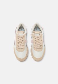 Scarpe sportive beige e bianche con una tomaia in mesh, punta rotonda e dettagli rosa chiaro. Presentano lacci e un colletto imbottito per il comfort.