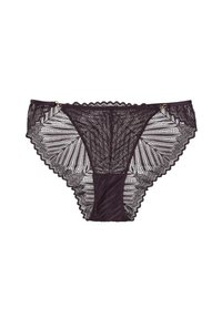 Koronkowe majtki w ciemnym fiolecie z falbaniastymi brzegami, zdobione kwiatowym wzorem, z przezroczystym przodem i solidnym tyłem. Akcent dekoracyjny.