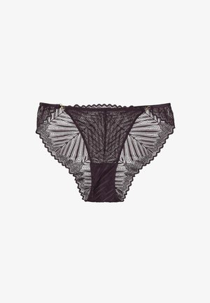 Koronkowe majtki w ciemnym fiolecie z falbaniastymi brzegami, zdobione kwiatowym wzorem, z przezroczystym przodem i solidnym tyłem. Akcent dekoracyjny.