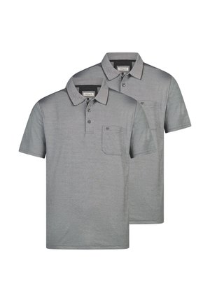 Dwie gładkie szare koszulki polo z krótkim rękawem, kołnierzykami, listwą z guzikami i kieszeniami na piersiach, ułożone na białym tle, częściowo nałożone na siebie.