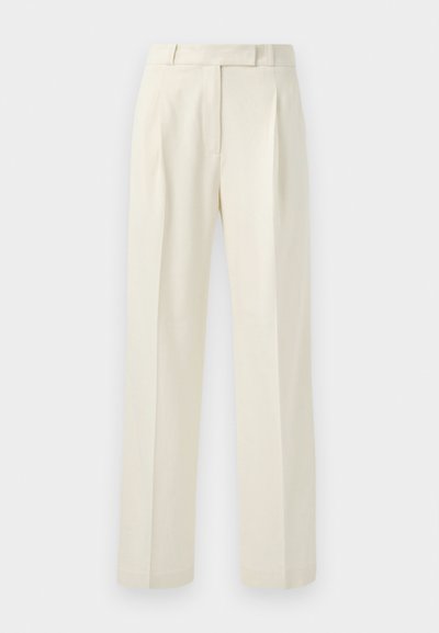 Pantalons couleur crème avec une coupe ajustée, présentant un devant plat, des plis et des jambes droites, fabriqués dans un tissu doux et texturé.