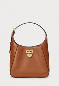 Mala de couro castanho com textura suave, topo curvo e fecho dourado como destaque. Apresenta uma única alça de ombro ajustável.