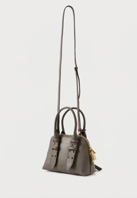 Γκρι δερμάτινη τσάντα χειρός με χρυσές λεπτομέρειες, διπλές επάνω λαβές και ένα μακρύ ρυθμιζόμενο λουράκι. Διαθέτει κλείσιμο με φερμουάρ και διακοσμητική κλειδαριά.