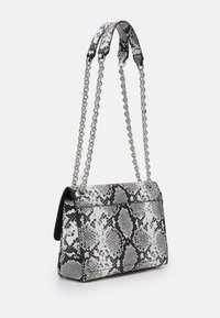 Borsa a tracolla nero e bianco con motivo a serpente, dal design strutturato, dotata di chiusura a patta e catene argentate.