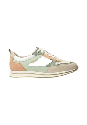 Baskets avec un mélange de daim vert, beige et pêche, dotées d'un bout en mesh, d'un système de laçage et d'une semelle en caoutchouc, offrant un design sportif.