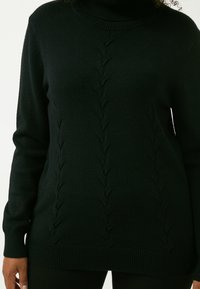 Maglione a collo alto di colore nero realizzato in morbido tessuto a maglia, con un motivo a foglia testurizzato, polsini e orlo a costine per una silhouette aderente.