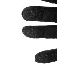 Gants noirs en tissu lisse, avec des bouts de doigts texturés et des coutures renforcées. Le design est à quatre doigts avec une forme ajustée.