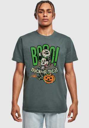Mørk grå t-shirt med et Halloween-design, der har teksten "Boo!", samt grafik af et skelet, græskar og edderkop i grønne og orange farver.