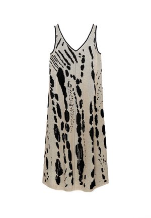 Beige mouwloze jurk met V-hals en zwarte abstracte vlekken en strepen, kniehoog, vloeiende stof.