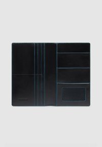 Zwarte leren portemonnee met blauwe stiksels. Voorzien van meerdere kaartsleuven en een venster voor identiteitskaart. Gladde textuur met een strak ontwerp. Vouwt plat open.