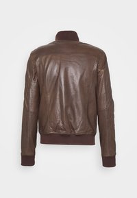 Bruine leren bomberjack met een geribde kraag en manchetten, voorzien van een gladde textuur en elastische tailleband, gezien vanaf de achterkant.