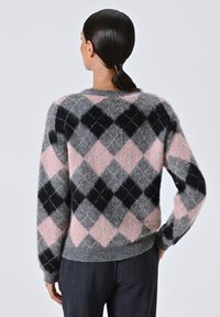 Grau-, Pink- und Schwarz-karierter Pullover aus weichem Material mit geripptem Saum und kreisförmigem Logodetail am Rückenausschnitt.