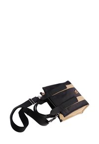 Bolso negro y marrón de tela duradera, con un diseño estructurado, correa ajustable y bolsillo con cremallera, que cuenta con dos correas horizontales.