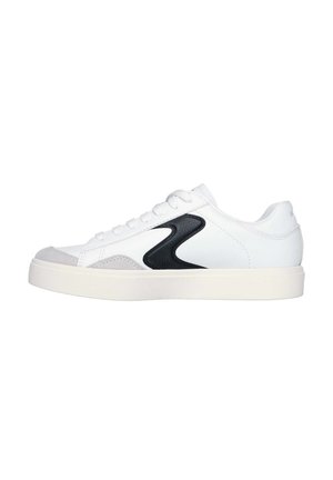 Zapatilla blanca con un diseño curvado en negro. Material que incluye cuero suave con acentos de ante gris en la punta. Suela de goma.