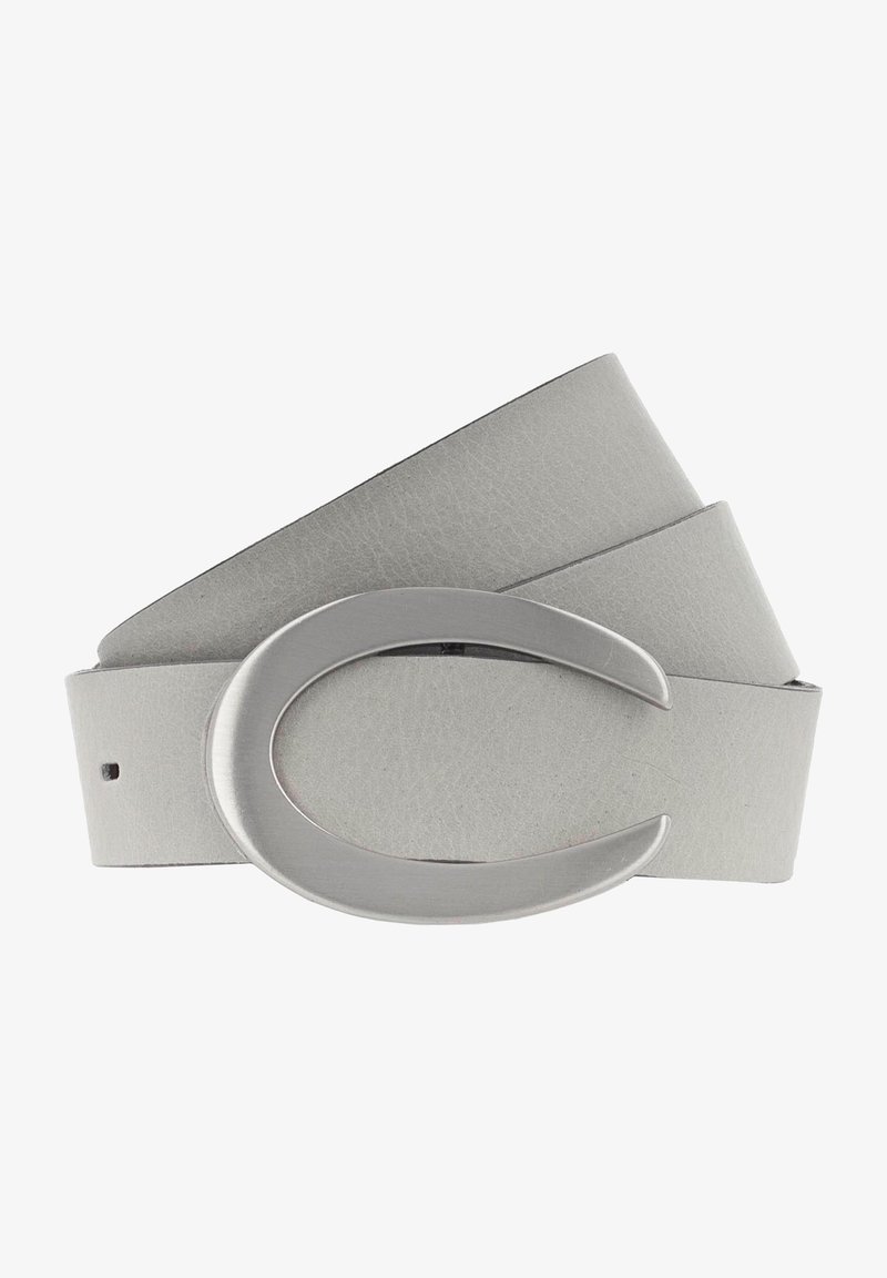 Grijze leren riem met een gladde textuur, voorzien van een zilveren ovale gesp. De riem is gevouwen en toont een gelaagd ontwerp.